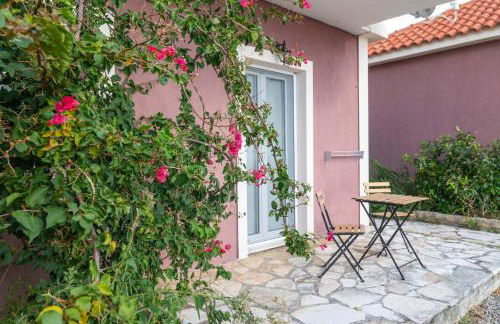 Lorraine's Cottage Style Studios, shared swimming pool and bbq only for guests at Simotata village - Photo 39