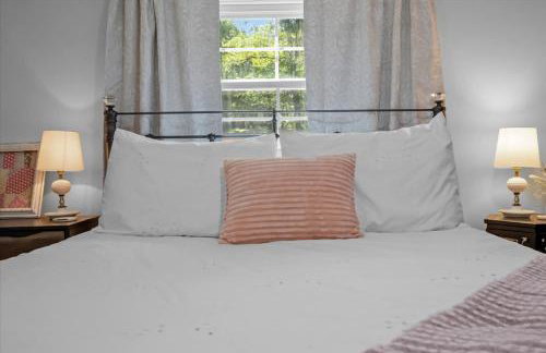 The Heartwood Hideaway-Charming Cabin Getaway-Trails, Creek, and Starry Nights - Foto 34