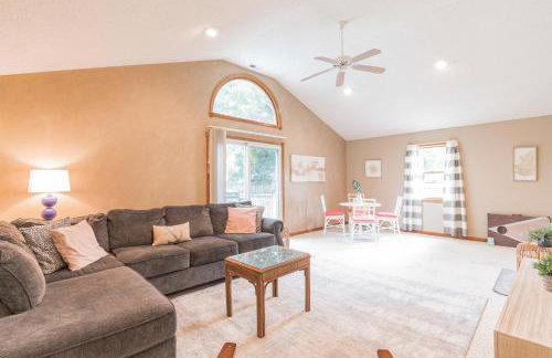 Serene single story, Grill, Fire Pit, fenced yard and Pet friendly stay - Foto 8