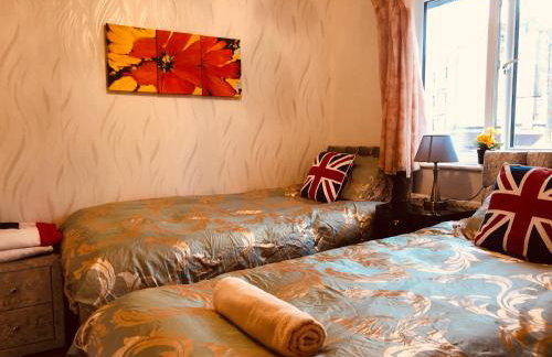 Cheerful 4 bedroom house with garden free parking - Photo 33