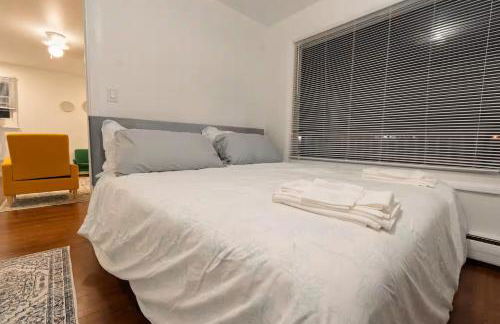 Two Bedroom house in Skokie with full kitchen and parking - Photo 18