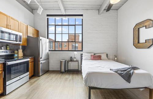 2125 Superior Living - Photo 8