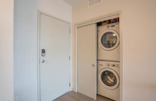 Modern 2BD DT - Balcony, Gym, W-D, Parking - Sleeps 8 - Photo 35