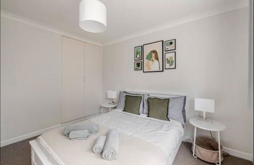 Modern Coastal Retreat, HotTub, Fire Pit, Pets welcome - Photo 23