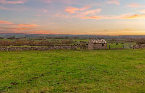 Luxury Barn - Hot Tub, Views, Stunning Location! - Pass the Keys - Photo 24