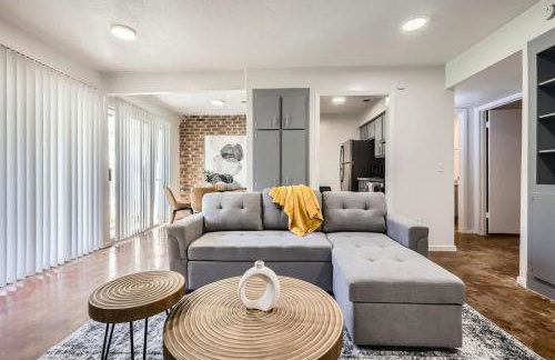 Your Cozy King Suite Getaway - Sleeps 4 - Pool, Prkg - Foto 7