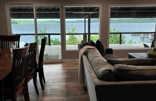 Spacious Vacation Rental with Stunning Lake Views from the Incredible Deck for an Amazing Getaway in Sabine National Forest in Hemphill, Texas - Foto 13