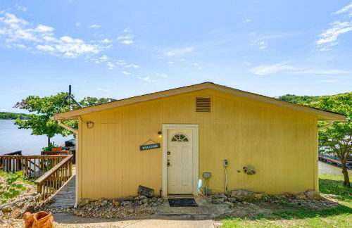 Deck with Covered Dock! Lakefront Ozark Cottage - Foto 26