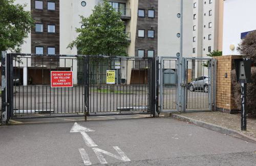 2 bedroom Apartment In Cardiff Bay with Private Parking By N And N Stays, perfect for corporate and leisure stays, long stays welcome, Scafollding currently on building, does not affect the apartment - Photo 20