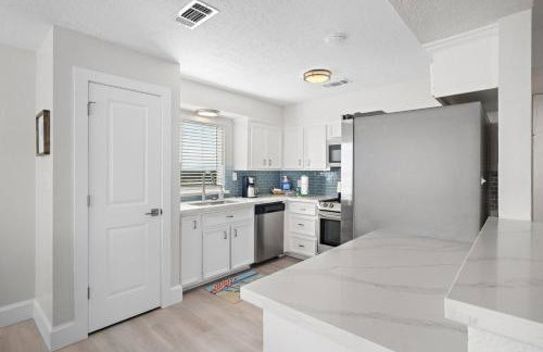 Oceanfront home with pool, large decks, fire pit and private walkover to the beach - Foto 11