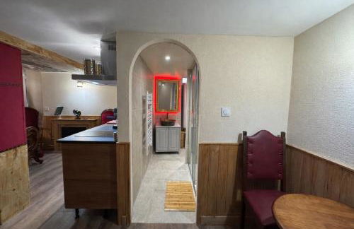 L'Alcôve Secrète Suite médiévale avec Spa - Foto 26