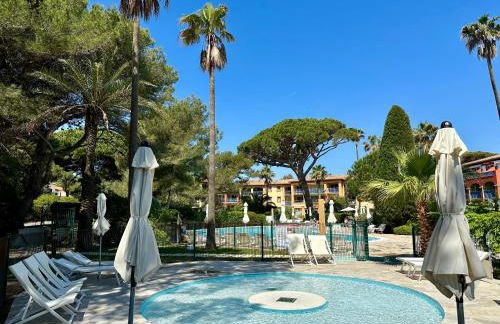 BERGERIE PLAGE Entièrement rénové Prestations Premium Baignoire Balnéo Clim Vue Piscine et parc - Foto 17