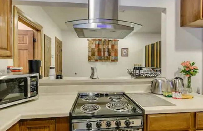 Evie's apartment - Photo 24