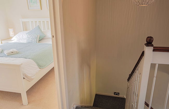 Central 2 Bed House w/ Garden and Free Parking! - Photo 9