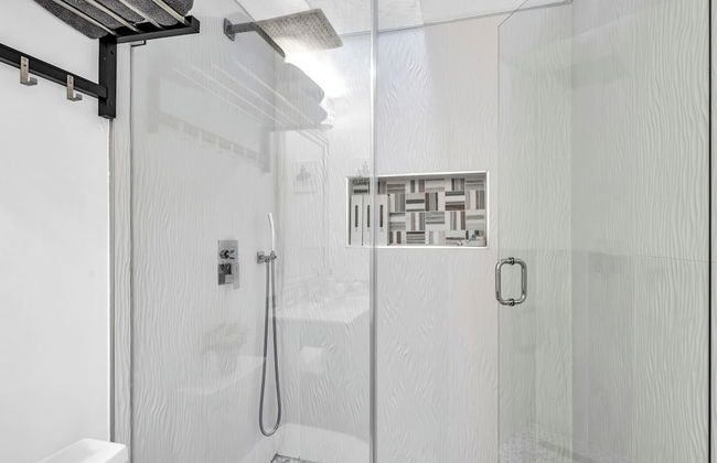 Family-friendly 5BR Home w/ Heated Pool & Parking - Foto 17