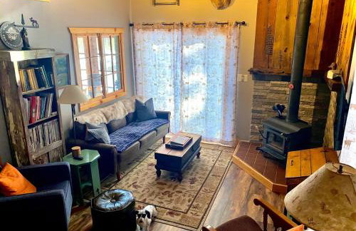 Cabin in the woods with fire pit and porch - Foto 60