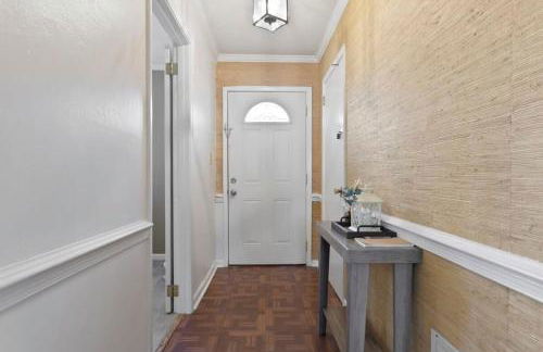 Large Fenced Yard near Midtown- Shamrock Stay - Foto 48