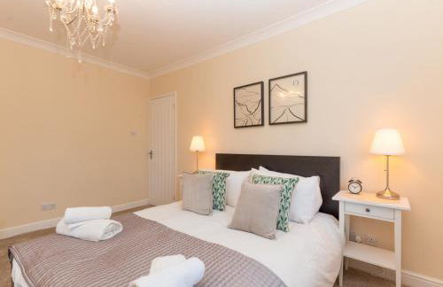 Pass the Keys Stunning Spacious Chessington Gem with Parking - Photo 26