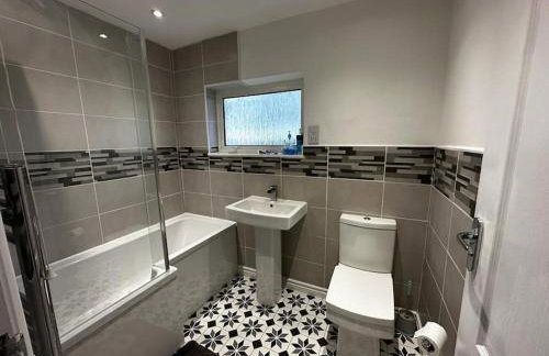 Large 3 bed property - Photo 8