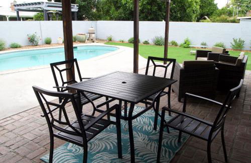 Cozy 3BR Home With Pool, Yard, Garage, and 80 inch TV! - Foto 43