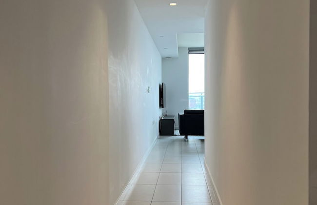 Delightfully Spacious Bright 2bedroom - Photo 16