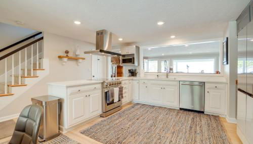 4 Mi to Downtown Plymouth! Bayfront Home with Deck - Foto 3