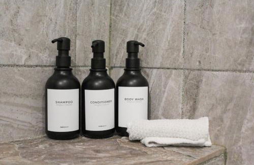 Cheerful 5-bedroom w/Screened Patio, Sleeps 10 in the heart of Fremont! - Foto 40