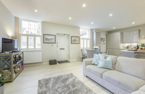 Elegant Epsom Flat in Period Building - Photo 14