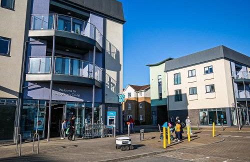 Stylish 3 Bedroom House - Excellent Location - Free Parking, Garden, Fast Wifi, Work Space and Self-Check-In by Yoko Property - Foto 17