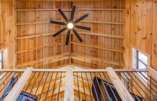 Cozy Cabin Retreat w/ Hot Tub & Nature Views - Foto 23