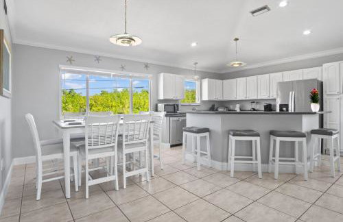 NEW!Paradise PalmsDockPoolKayaks GrillView! - Foto 21