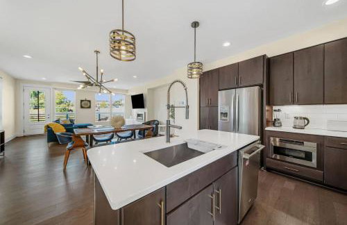 Modern 4-Story 3-BR Townhome with Rooftop Lounge - Foto 50