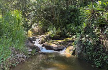 Casa com rio privado passando na frente e cercada por belas montanhas e piscina natural Estrada pavimentada até o estacionamento - Foto 19