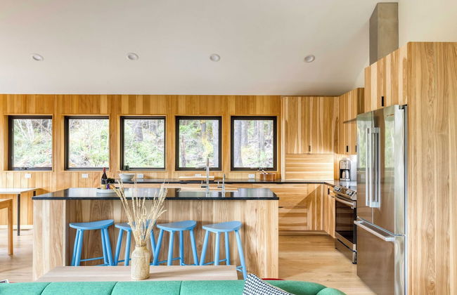 Rustic Arch Cape Getaway w/ Vibrant Interior Walk to the Beach Cape Wonder - Foto 12