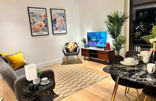 Luxury 2BR- Sleeps 5- Westfield Apartment- 3 min to station- Perfect for Families Shopping - Foto 17