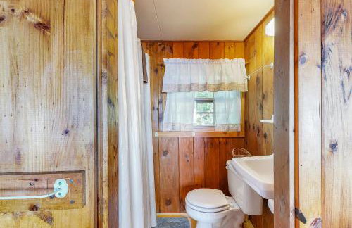 Lake Views! Small Group Getaway in Northport - Foto 26