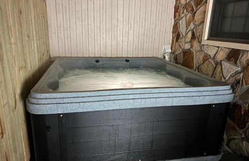 Stay In Ohiopyle - closest place to the GAP trail in Ohiopyle, PA, Hot Tub - Foto 14