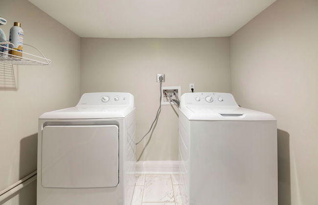 Wonderful Getaway Houston 2BR w/Balcony Views - Photo 17