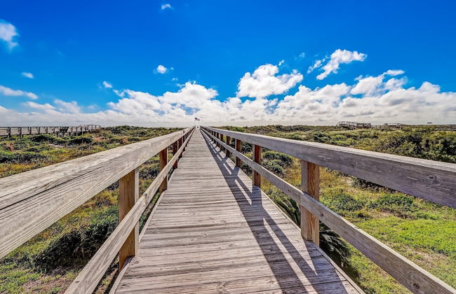 Newly Remodeled Oceanfront Condo with Salt Water Pool and Private Walkway to Beach by RedAwning - Foto 22