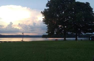 Rustic Chic Alabama Cabin w Loft Fire Pit Pet Friendly Fenced Yard Lake Guntersville - Lucky Lodge - Foto 74