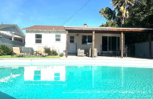 Cozy 3BR Home With Pool, Yard, Garage, and 80 inch TV! - Foto 1