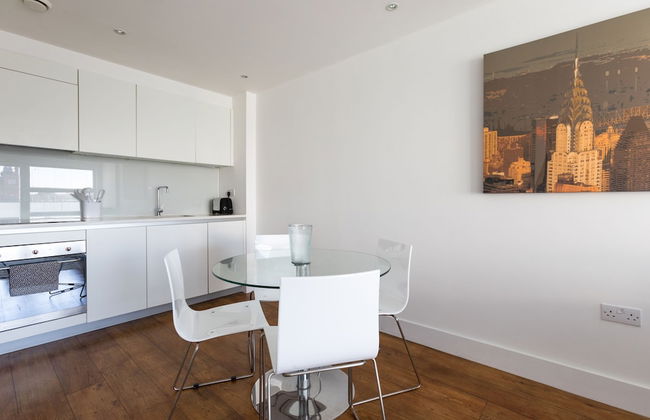 Luxury 2-bed Flat, Parking and Close to the Tube - Photo 6