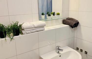 Direkte Uninähe: Ferienwohnung mit großem Doppelbett, Küchenzeile und neu renoviertem Badezimmer - Photo 6