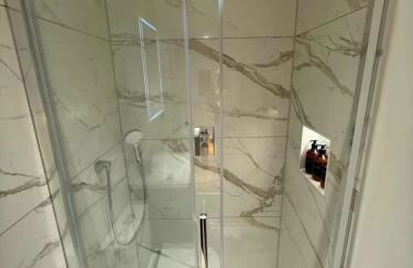 Super Modern Ground floor Flat near City centre - Foto 16