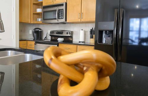 Poolside Comfort 2BR Galleria Stay AND Garage - Foto 16