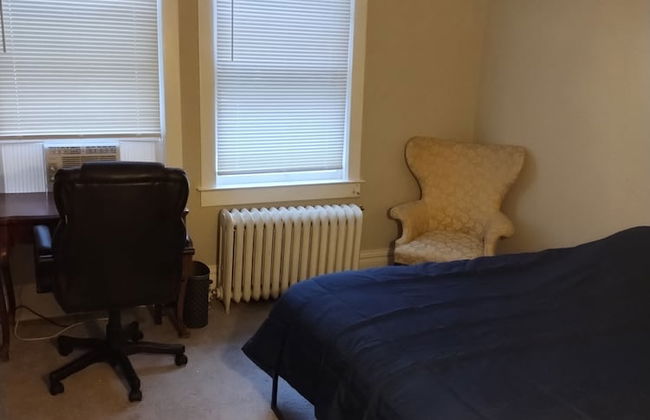 The Carew House Sleeps 10 Fenced 4BR Full Kitchen Steps2 YCP - Foto 5