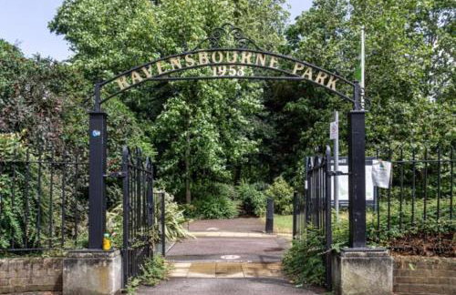 Morden flat close to DLR station with free parking and brand new bed and quality mattress adjacent to metro station also close to O2 and Excel via Cable Car - Foto 9