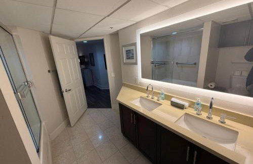 Stylish 2 Bed 2.5 Bath Condo Near Beverly Hills. - Photo 21