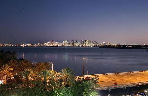 Bayfront Apartment Breathtaking Views- one bedroom w balcony- living room -Free Parking - Foto 7