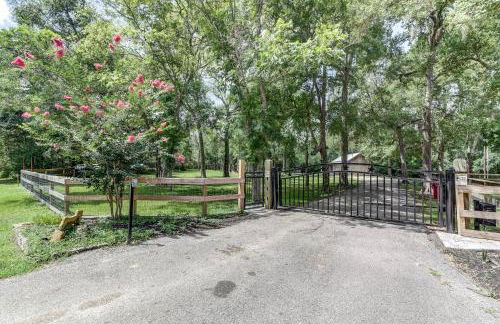 The San Bernard River waterfront provides private access to a spa, boat ramp, and jet skiing - Photo 26